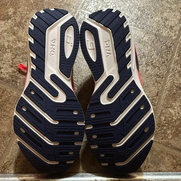 Brooks launch NEW - Picture 4 of 4